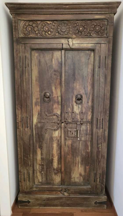 Indischer Schrank mit Dreizackverschluss