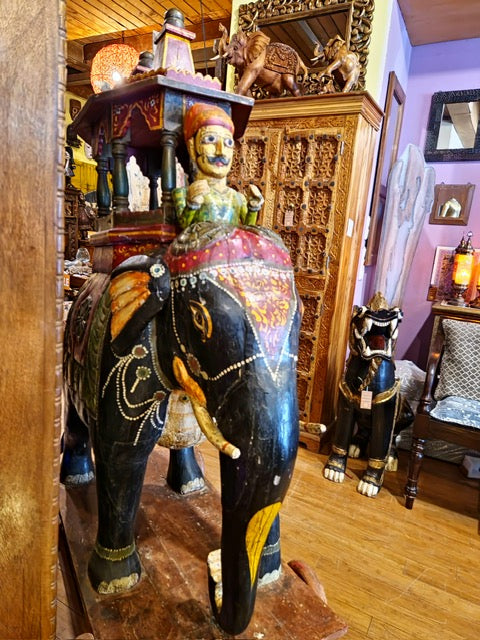 Prunkvoller indischer Holz-Elefant mit Reiter und Howdah