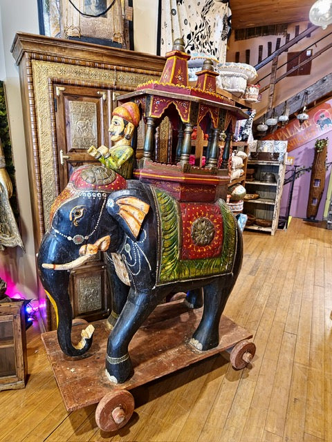 Prunkvoller indischer Holz-Elefant mit Reiter und Howdah