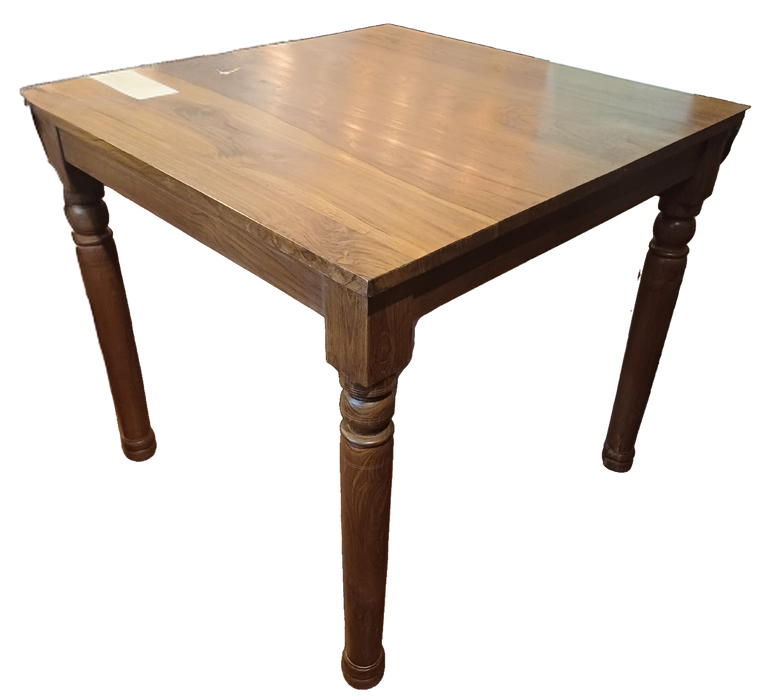 Tisch aus recycletem Teakholz