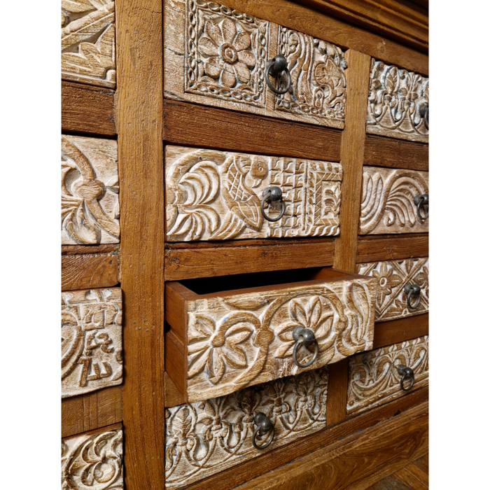 Indische Kommode mit Schnitzerein