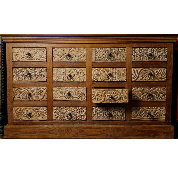 Indische Kommode mit Schnitzerein