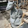 Drache sitzend auf einer Kugel – Skulptur aus Flussstein