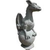 Drache sitzend auf einer Kugel – Skulptur aus Flussstein