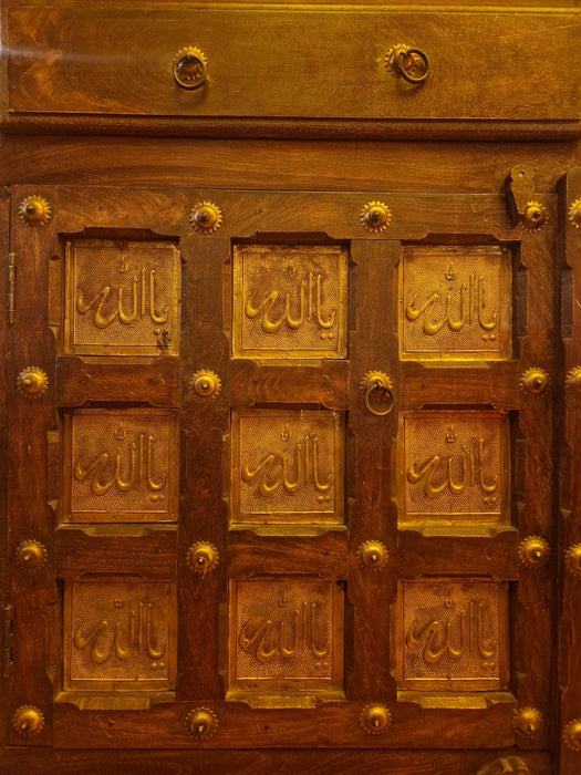 Kommode mit Messingverzierung