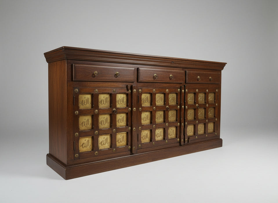 Kommode mit Messingverzierung