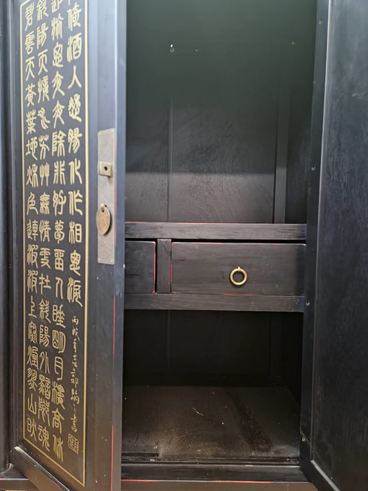 Schrank mit chinesischen Schriftzeichen