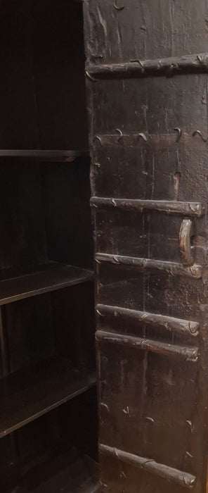 Schrank aus massivem Teakholz