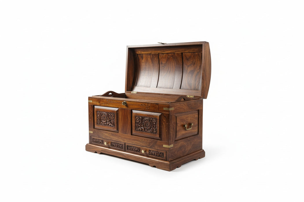 Truhe mit detailierten Schnitzereien