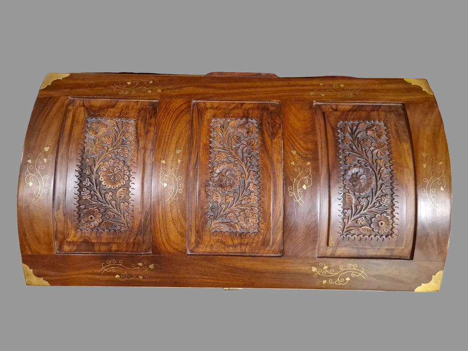 Truhe mit detailierten Schnitzereien