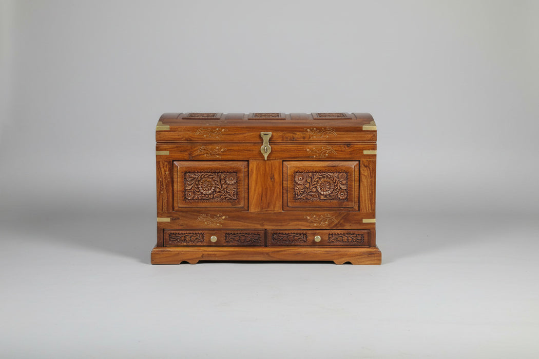 Truhe mit detailierten Schnitzereien