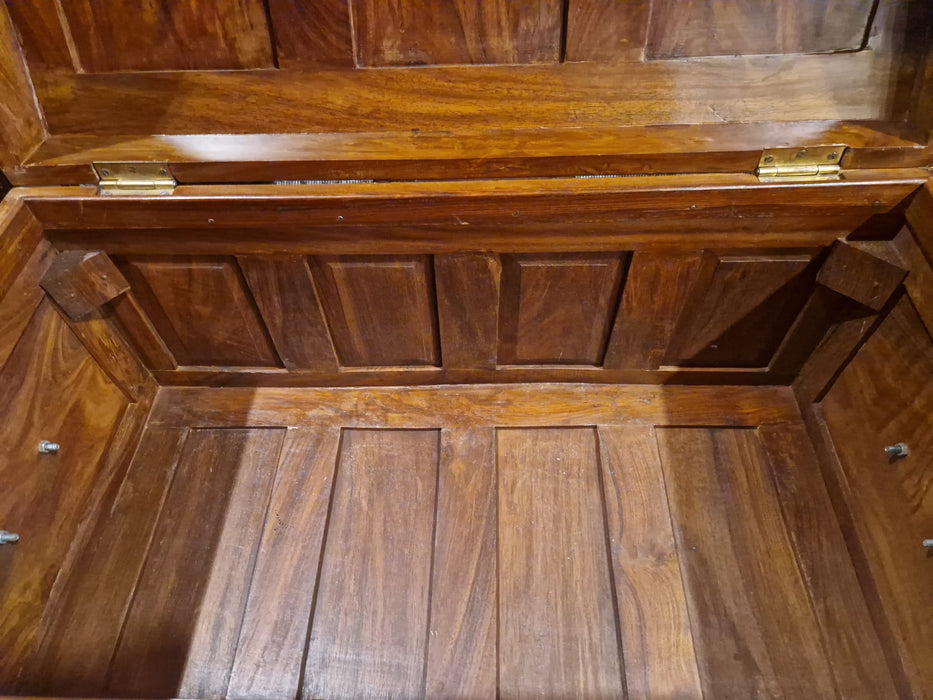 Truhe mit detailierten Schnitzereien