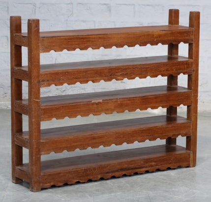 Breites Holzregal mit Wellenkante