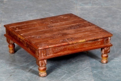 Chowki – niedriger Holztisch 50 × 50 cm