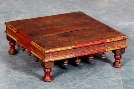 Chowki – niedriger Holztisch 51 × 51 cm