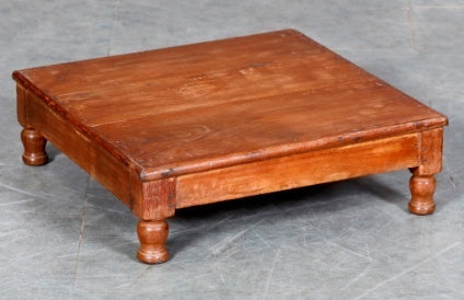 Chowki – niedriger Holztisch 53 × 53 cm