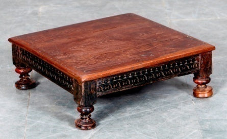 Chowki – niedriger Holztisch 56 × 56 cm