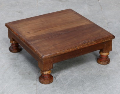 Chowki – niedriger Holztisch 56 × 56 cm