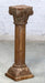 Geschnitzte Holzsäule mit Kapitell