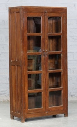 Hohe Vitrine mit Sprossentüren