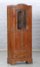 Hoher schmaler Holzschrank