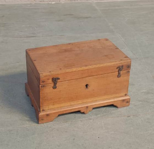 Kleine Holzkiste mit Deckel