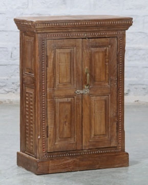 Kleiner Schrank mit Schnitzereien