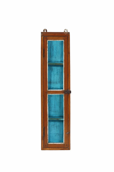 Schmalle Wandvitrine mit 4 Fächern und blau bemaltem Innenleben