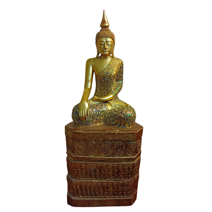Buddha Statue auf Sockel